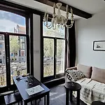 Joyjoyjoy The Black Beauty Ecolicious In A Canal House With French Balcony With View On The Canals 4* Amsterdam