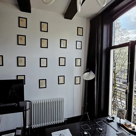 Joyjoyjoy The Black Beauty Ecolicious In A Canal House With French Balcony With View On The Canals 4*