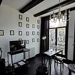 Joyjoyjoy The Black Beauty Ecolicious In A Canal House With French Balcony With View On The Canals 阿姆斯特丹