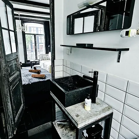 Joyjoyjoy The Black Beauty Ecolicious In A Canal House With French Balcony With View On The Canals 4* 암스테르담