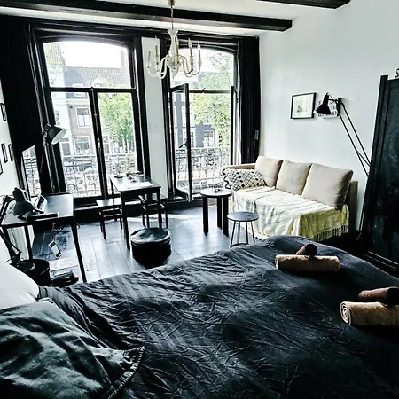 Joyjoyjoy The Black Beauty Ecolicious In A Canal House With French Balcony With View On The Canals بيت ضيافة 4*