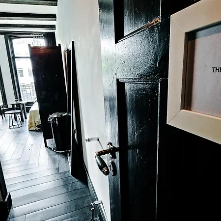 Joyjoyjoy The Black Beauty Ecolicious In A Canal House With French Balcony With View On The Canals بيت ضيافة أمستردام