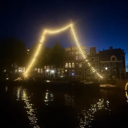 Joyjoyjoy The Black Beauty Ecolicious In A Canal House With French Balcony With View On The Canals
