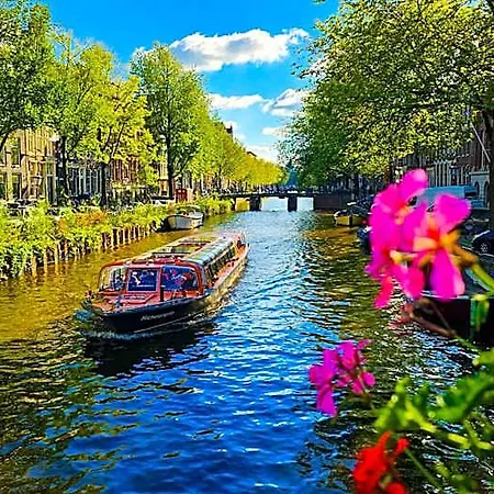 Joyjoyjoy The Black Beauty Ecolicious In A Canal House With French Balcony With View On The Canals Guest house