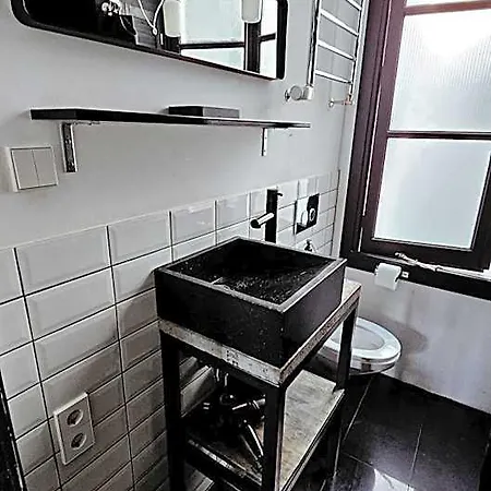 Joyjoyjoy The Black Beauty Ecolicious In A Canal House With French Balcony With View On The Canals Maison d'hôtes