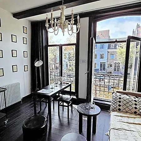 Joyjoyjoy The Black Beauty Ecolicious In A Canal House With French Balcony With View On The Canals