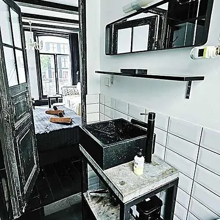Joyjoyjoy The Black Beauty Ecolicious In A Canal House With French Balcony With View On The Canals