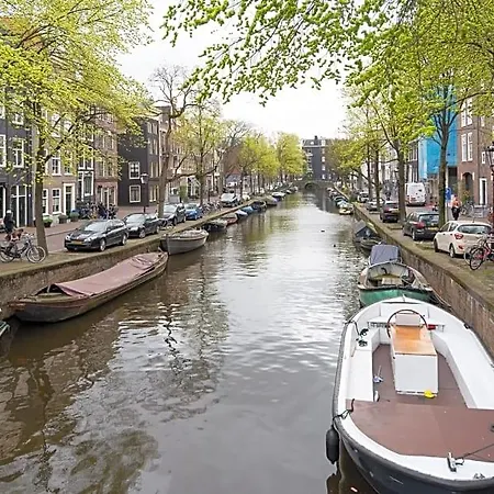 Guest house Joyjoyjoy The Black Beauty Ecolicious In A Canal House With French Balcony With View On The Canals Amsterdam