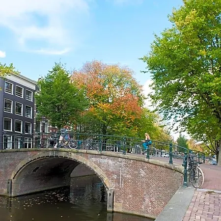 Joyjoyjoy The Black Beauty Ecolicious In A Canal House With French Balcony With View On The Canals Amsterdam