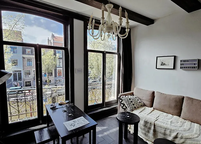 Joyjoyjoy The Black Beauty Ecolicious In A Canal House With French Balcony With View On The Canals 4* Amsterdam
