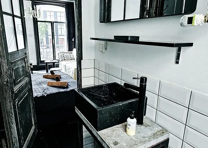 Joyjoyjoy The Black Beauty Ecolicious In A Canal House With French Balcony With View On The Canals 4* Amsterdam