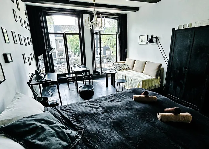 Joyjoyjoy The Black Beauty Ecolicious In A Canal House With French Balcony With View On The Canals Pensjonat 4*