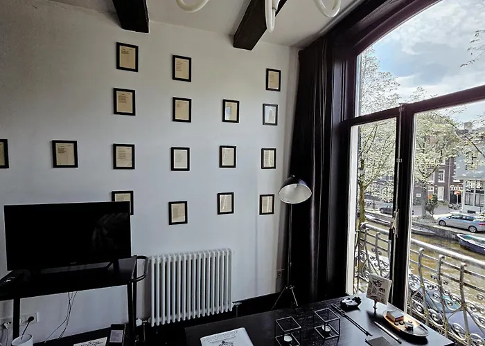 Joyjoyjoy The Black Beauty Ecolicious In A Canal House With French Balcony With View On The Canals 4*