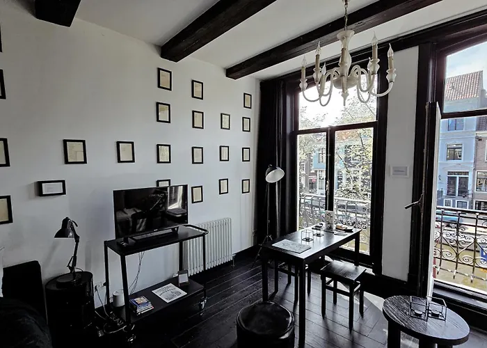 Joyjoyjoy The Black Beauty Ecolicious In A Canal House With French Balcony With View On The Canals Amsterdam