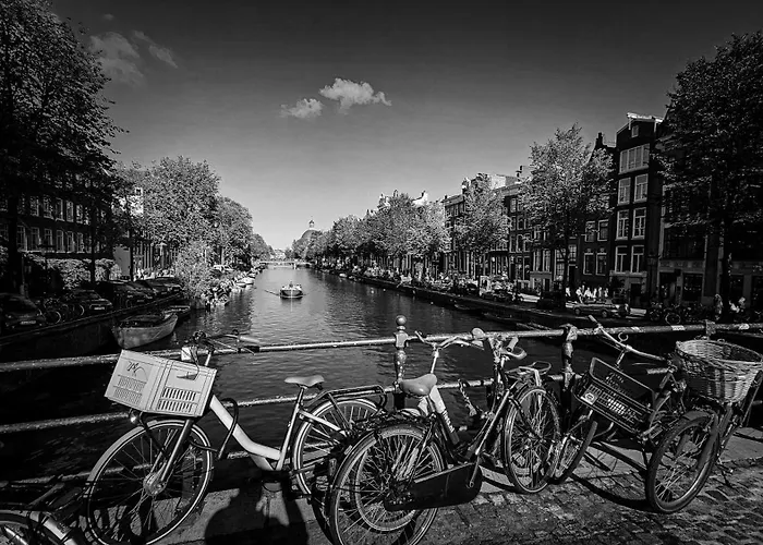 Pensjonat Joyjoyjoy The Black Beauty Ecolicious In A Canal House With French Balcony With View On The Canals 4*