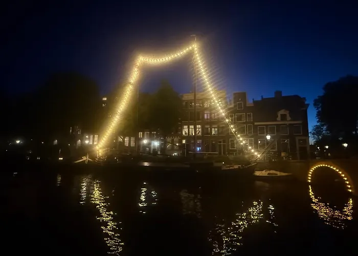 Joyjoyjoy The Black Beauty Ecolicious In A Canal House With French Balcony With View On The Canals