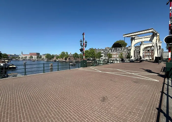 Joyjoyjoy The Black Beauty Ecolicious In A Canal House With French Balcony With View On The Canals 4* Amsterdam