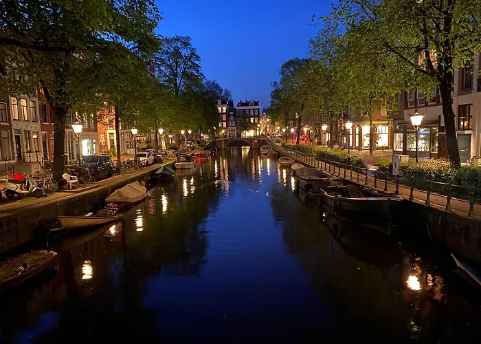 Joyjoyjoy The Black Beauty Ecolicious In A Canal House With French Balcony With View On The Canals 4*