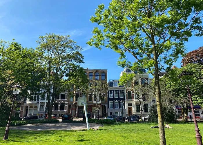 Joyjoyjoy The Black Beauty Ecolicious In A Canal House With French Balcony With View On The Canals