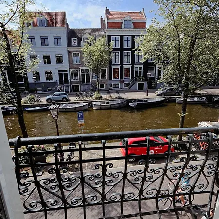 Maison d'hôtes Joyjoyjoy The Black Beauty Ecolicious In A Canal House With French Balcony With View On The Canals